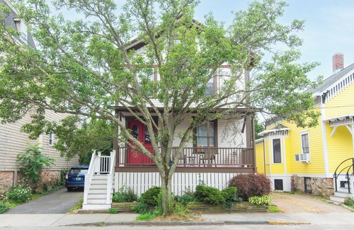 Off Broadway Apartment | Broadway Hideaway: Newly Renovated 3 Bed Unit- Broadway neighborhood- Newport
