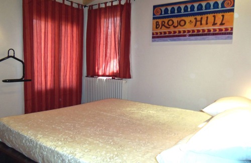 Longare Bed & Breakfast | Brojo Hill B&B - 2 Double Bedrooms with private baths
