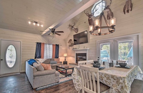 Hochatown Cabin | Broken Bow Cabin w/Private Deck ~ 5 Mi to Lake!