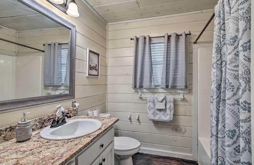 Hochatown Cabin | Broken Bow Cabin w/Private Deck ~ 5 Mi to Lake!