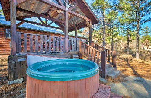 Broken Bow House | Broken Bow Cabin with Hot Tub and Covered Deck!