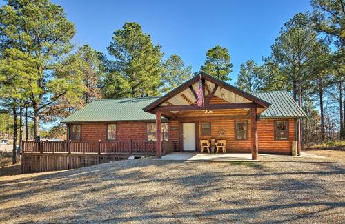 Broken Bow House | Broken Bow Cabin with Hot Tub and Covered Deck!