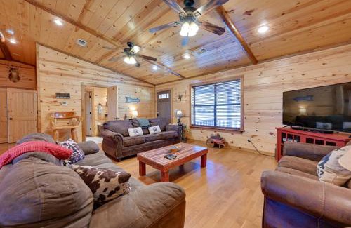 Broken Bow House | Broken Bow Cabin with Hot Tub and Covered Deck!