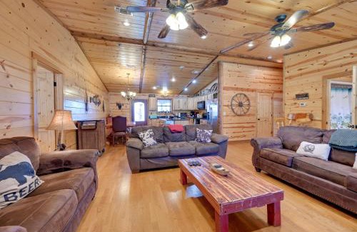 Broken Bow House | Broken Bow Cabin with Hot Tub and Covered Deck!
