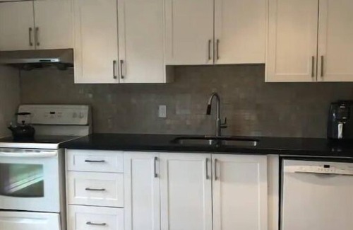 Clarkson-Lorne Park House | Bromsgrove Hideaway