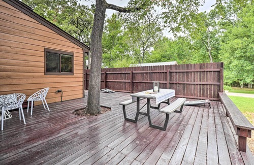 Briarcrest Estates Cottage | Bryan Home w/Deck & Yard ~ 4 Mi to Texas A & M!