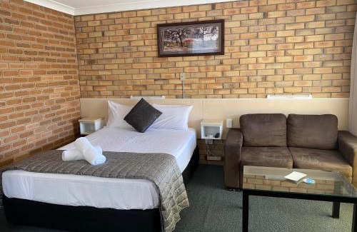 Warwick Hotel | Buckaroo Motor Inn