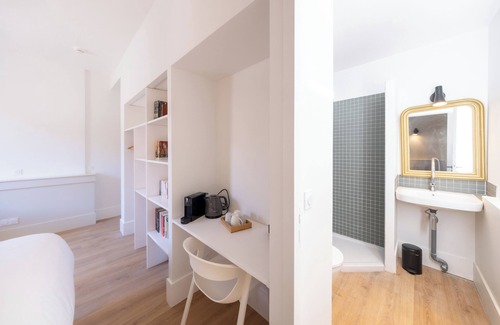 Saint-Jean-de-Maurienne Bed & Breakfast | Bucolic room in a medieval tower with shared space on the ground floor