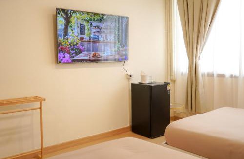 China Town House | Buddy House - Spacious Triple Room in Chinatown, Walk to MRT