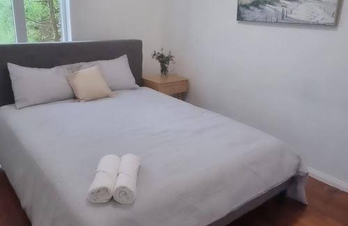 Dallas House | Budget 3BR home - 12 mins from airport, Bohemian Styled, great for small groups.