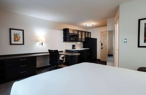Park Central Hotel | Budget-Friendly Getaway! Pet-Friendly Suite w/Full Kitchen!
