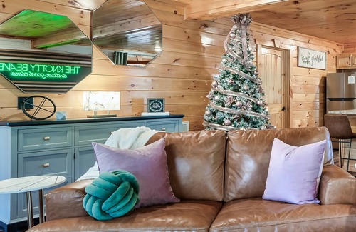Gatlinburg - Pigeon Forge Cabin | Built in 2021★Patio Gas Fireplace★Park 6 Cars★Private★2 King En-suites★Game Room