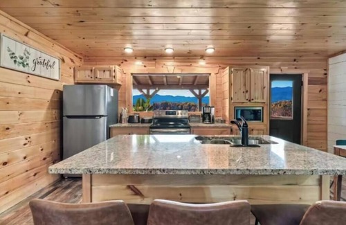Gatlinburg - Pigeon Forge Cabin | Built in 2021★Patio Gas Fireplace★Park 6 Cars★Private★2 King En-suites★Game Room