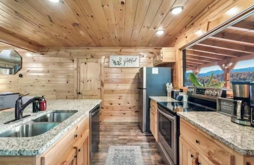 Gatlinburg - Pigeon Forge Cabin | Built in 2021★Patio Gas Fireplace★Park 6 Cars★Private★2 King En-suites★Game Room