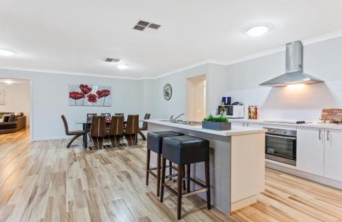 Bulla House | Bulla Hill Villas - Spacious Group Accommodation, 5 Min to Airport
