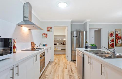 Bulla House | Bulla Hill Villas - Spacious Group Accommodation, 5 Min to Airport