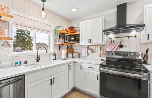 West Central House | Bungalow 29 Chic Mins To Dwntwn Pet Friendly