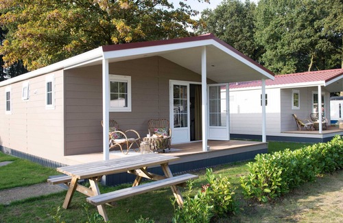 Uden House | Bungalow With a Terrace at Bedafse Bergen