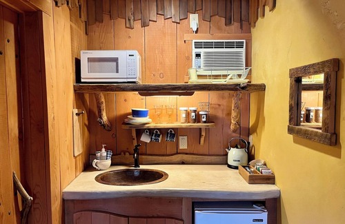 Winthrop Hotel | BunkHouse Inn Room 5-Dog Friendly,Walk to Downtown Winthrop!