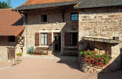 Curtil-sous-Buffieres Cottage | Burgundy farmhouse converted into a gîte in a quiet hamlet