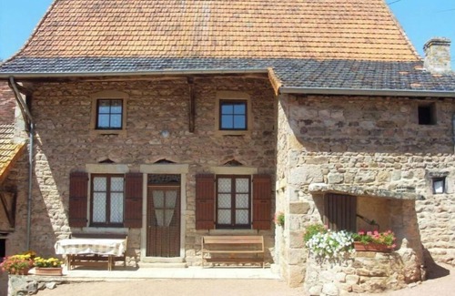 Curtil-sous-Buffieres Cottage | Burgundy farmhouse converted into a gîte in a quiet hamlet