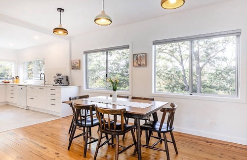 Macmasters Beach House | Bush setting with easy walk to beach