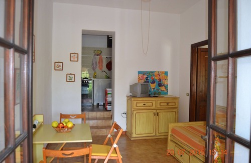 Maladroscia House | But Two-room apartment on the beach 20 meters from the sea IUN P5027.