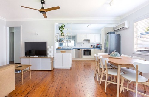 Culburra Beach House | Buwadi - Pet Friendly - 3 Mins Walk to Beach