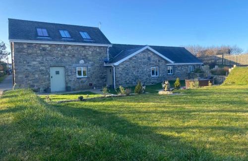 Nefyn House | Bwthyn Gwenyn Yr Haf Summer Bee Barns