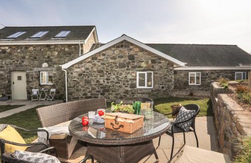 Nefyn House | Bwthyn Gwenyn Yr Haf Summer Bee Barns