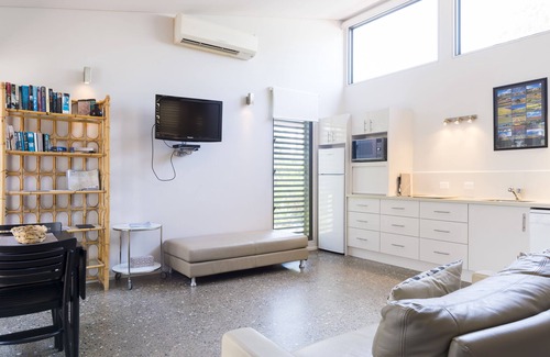 Sanctuary Point Apartment | By the Beach B&B and Apartments