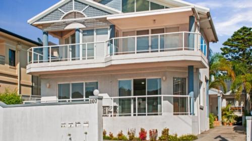 Ettalong Beach House | By The Beach - Waterfront Ettalong Beach