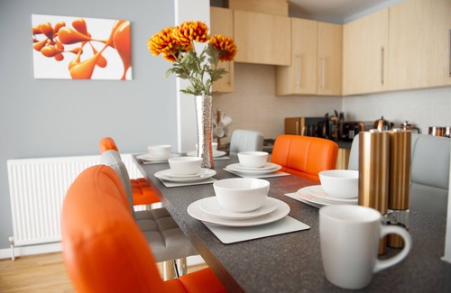 Paisley Apartment | ByEvo 1 Brabloch - Modern Apartment close to GLA and Paisley
