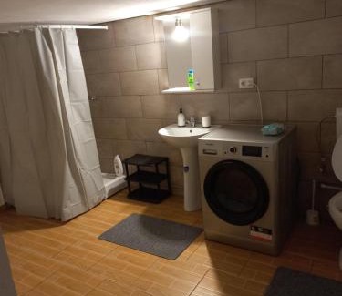 Visinesti House | CĂSUȚA BUNICII CU PRISPĂ