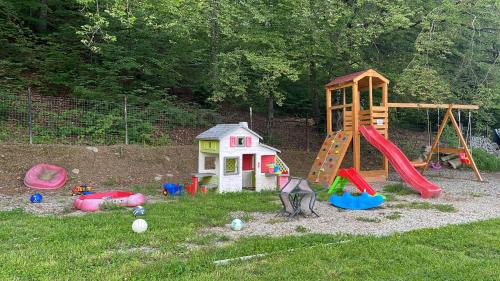 Cartisoara Other | Căsuțele de sub pădure