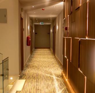 Laghouat Hotel | C un petit hotel avec 16 chambre et 3 suite et un restaurant et une cafétéria