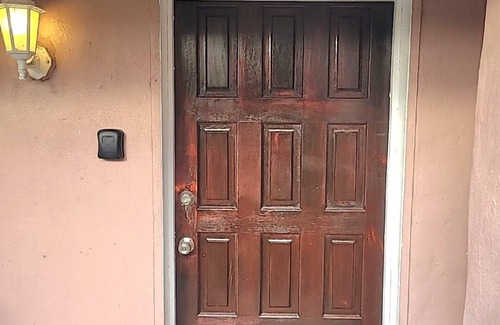 Bath Apartment | C0ZY 1-bedroom apartment in Charlestown with AC, WiFi