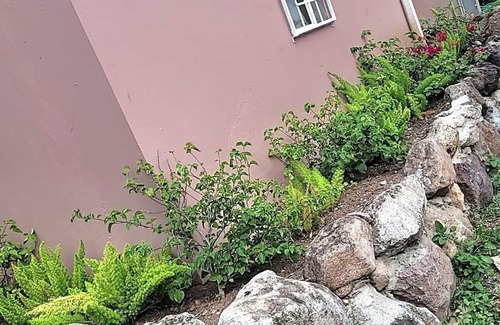 Bath Apartment | C0ZY 1-bedroom apartment in Charlestown with AC, WiFi