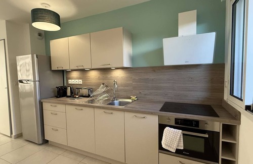 La Faviere Apartment | C21LocationVacances, magnifique T3, refait à neuf, climatisé avec piscine .