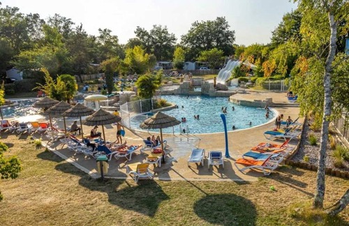 Sainte-Catherine-de-Fierbois House | Camping 5 étoiles - Piscine - ef0ghd
