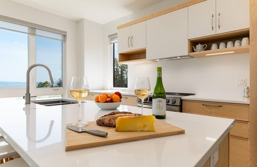 Petite-Riviere-Saint-Francois Ski Chalet | Vigie du St-Laurent 86: Spa and River Views