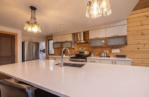 Sainte-Marguerite-du-Lac-Masson Ski Chalet | Edge of Lake Walfred - Spa - Mistral Club Walfred