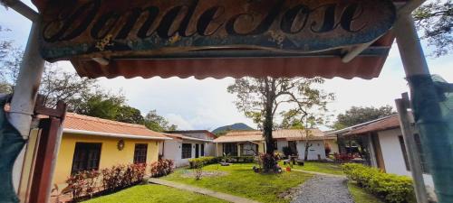 El Valle de Anton Bed & Breakfast | Cabañas DondeJosé