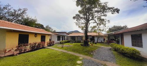 El Valle de Anton Bed & Breakfast | Cabañas DondeJosé