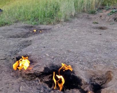 Bozioru House | Cabană Ulmet , două dormitoare duble - 200 lei O cameră triplă - 300 lei Toată căbănuța-650 lei