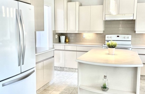 Central Okanagan House | CABANA BEACH - Hot tub- Walk to beach - Central location (Licensed)