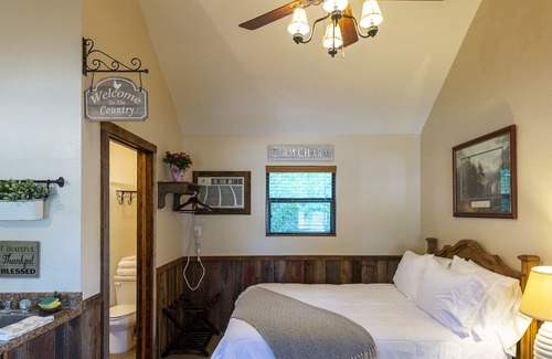 Waco Cabin | Cabin 2 Rental 15 minutes from Magnolia and Baylor