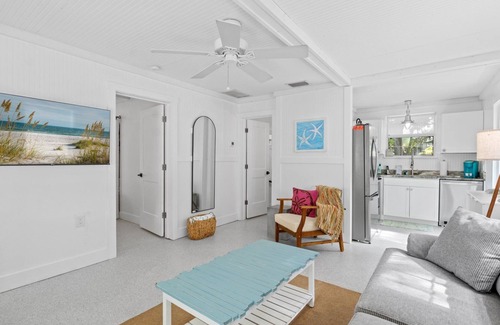 Holmes Beach House | Cabin 2 Spinnakers Cottages: Dog Friendly - 250 Steps to Beach Home