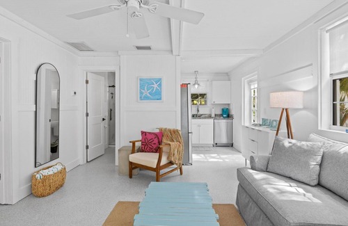 Holmes Beach House | Cabin 2 Spinnakers Cottages: Dog Friendly - 250 Steps to Beach Home