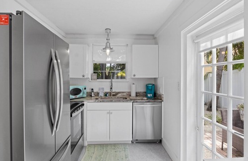 Holmes Beach House | Cabin 2 Spinnakers Cottages: Dog Friendly - 250 Steps to Beach Home